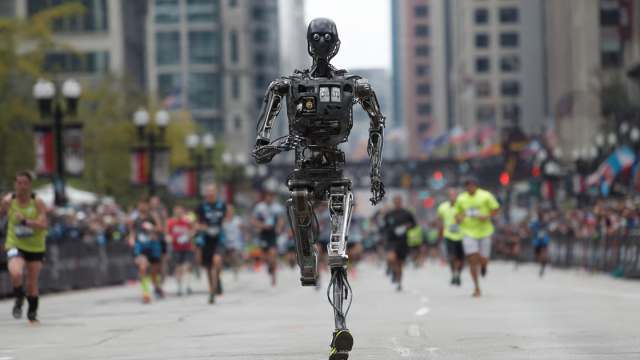 В забеге стартовали 12000 людей и 300 роботов — чья взяла