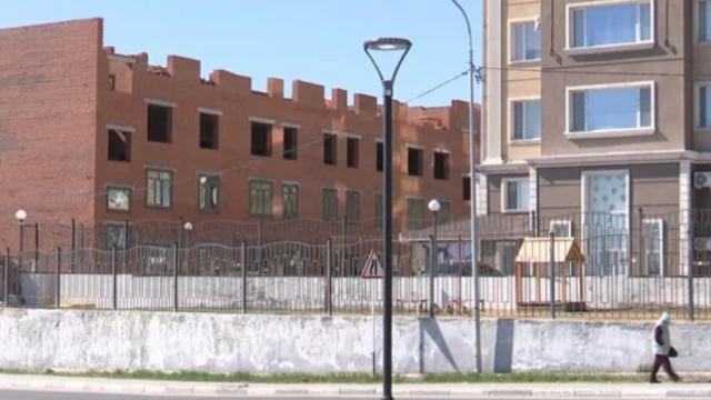 Костанайцы требуют остановить стройку под окнами их дома