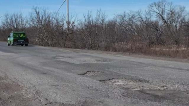 По выбоинам ездят водители в Костанайской области