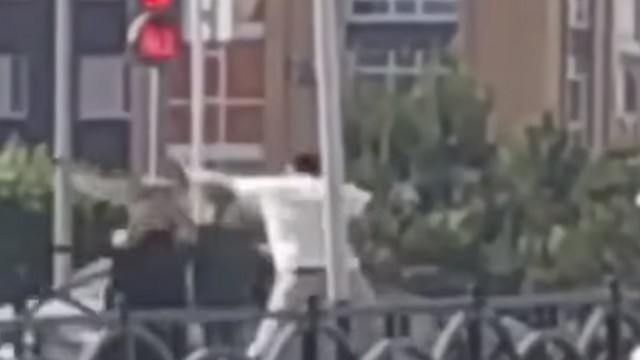 Мужчина вытащил биту во время потасовки в Костанае
