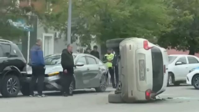 ДТП в центре Костаная: одна из машин встала на бок