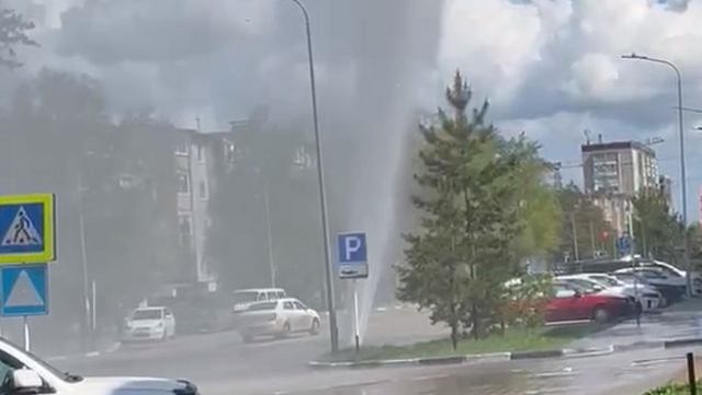 Мощный фонтан воды забил из-под земли в Костанае