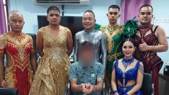 Стражи порядка надели яркие платья и задержали преступника