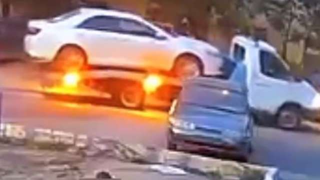 Что-то новое! Автовор украл дорогую машину на эвакуаторе