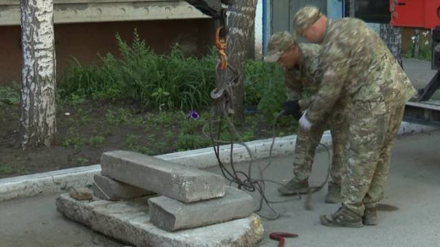 Бетонные блоки убирают из дворов в Костанайской области