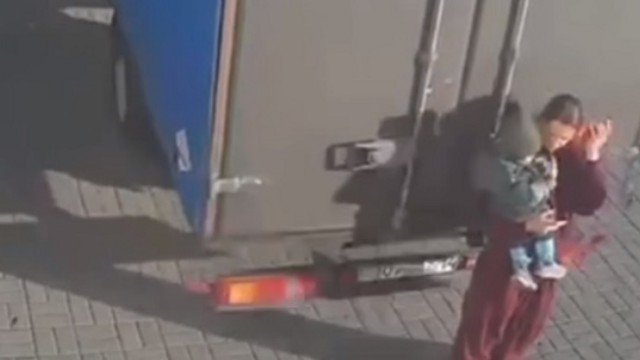 Грузовик сбил женщину с ребёнком прямо на тротуаре