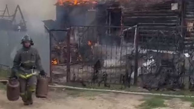 Под Костанаем сгорела дача — спасатели предотвратили взрыв
