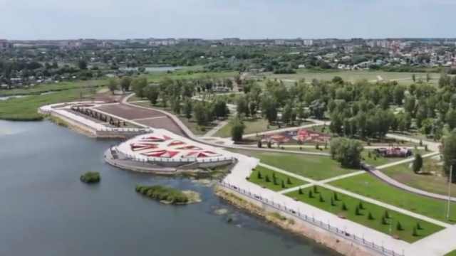 Многолетние клумбы в альпийском стиле украшают Костанай