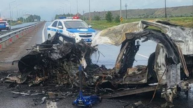 Иномарка врезалась в опору под Костанаем, погиб водитель