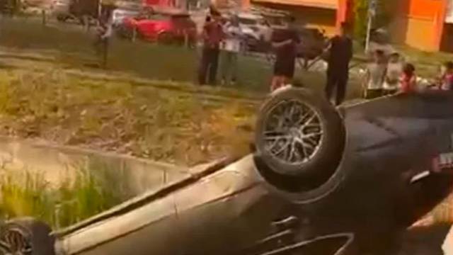 В Костанае машина с ребёнком опрокинулась в овраг