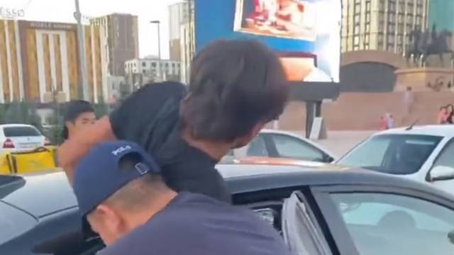 Парня силой затолкали в машину — комментарий полиции