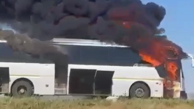 Автобус с пассажирами загорелся на трассе в Казахстане