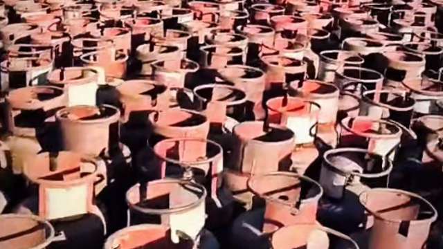 В Костанае спасатели эвакуировали 400 газовых баллонов