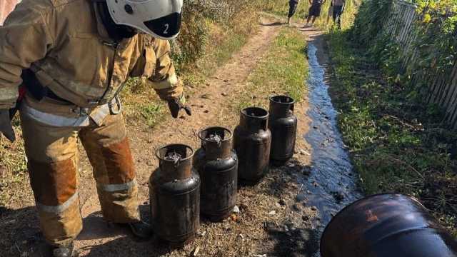 В Рудном загорелся дачный домик с газовыми баллонами