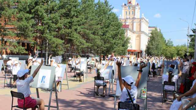 В Костанае 150 юных художников одновременно рисовали Абая