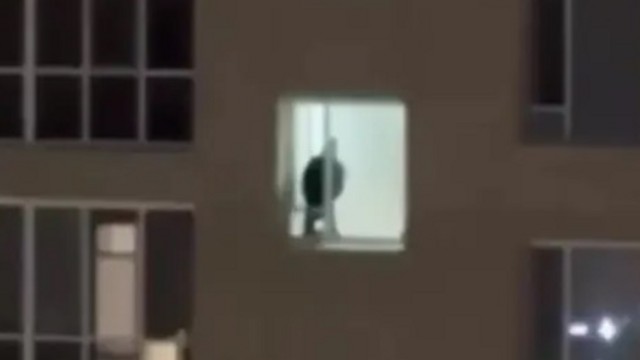 Мужчина справил нужду из окна многоэтажки, его арестовали