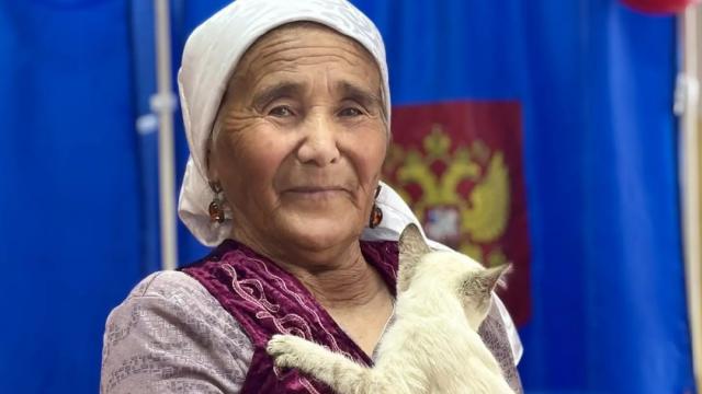 Апашка пришла на выборы с котом
