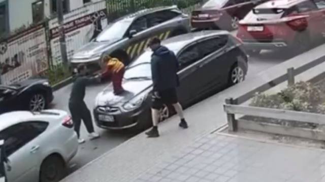 Пьяный отец заставил дочку прыгать по чужим машинам