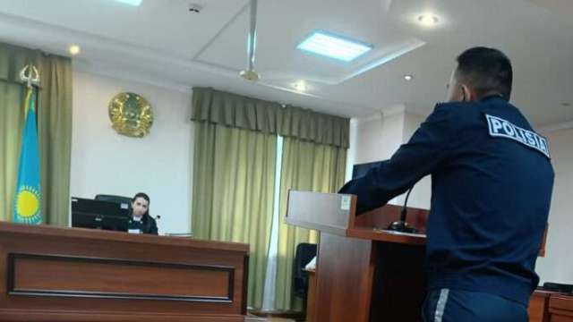 В Костанае судят трёх парней, жестоко избивших полицейского