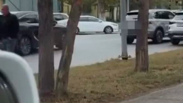 Водитель припарковался во втором ряду у школы в Костанае