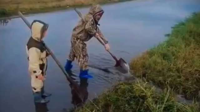 Дети сами вырыли арыки, чтобы отвести воду с дороги к школе
