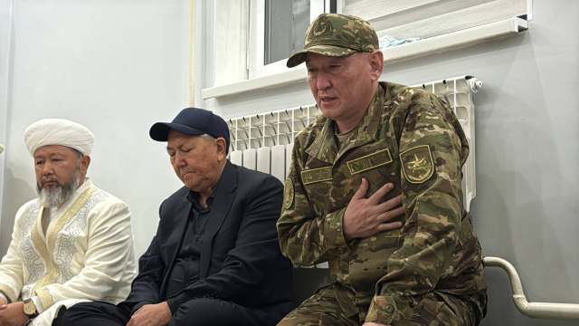 Министр обороны встретился с семьями погибших парней