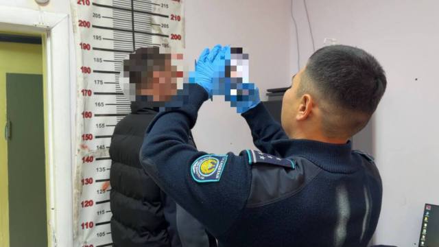 Парня задержали за кражу флакона парфюма в Костанае