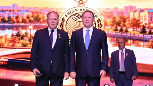 Учитель физики из костанайского села стал Ветераном труда