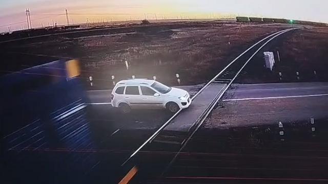 Локомотив снёс авто на ж/д переезде в Костанайской области
