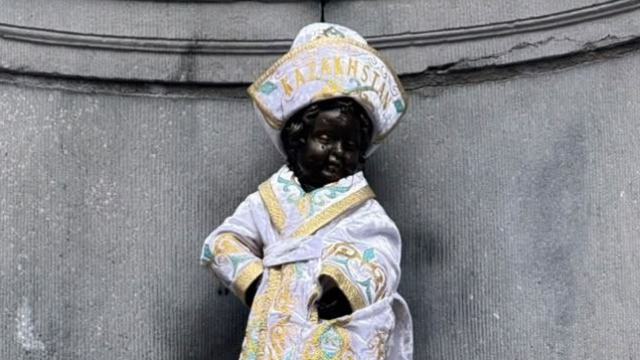Статую «Писающий мальчик» облачили в казахский чапан